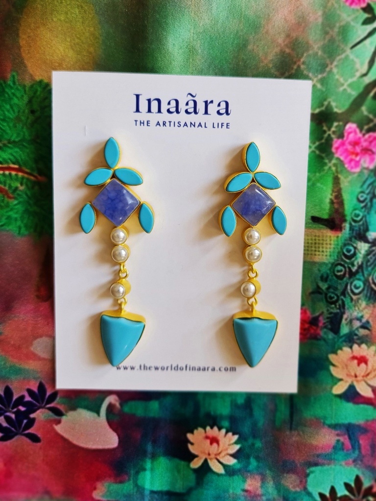 أقراط بارزة مزينة بالأحجار الكريمة