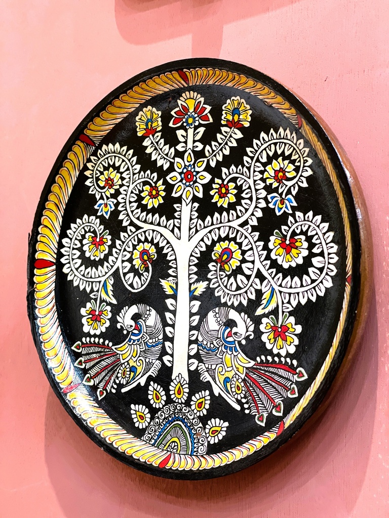 طبق جداري خشبي مزخرف ومُرسم يدوياً