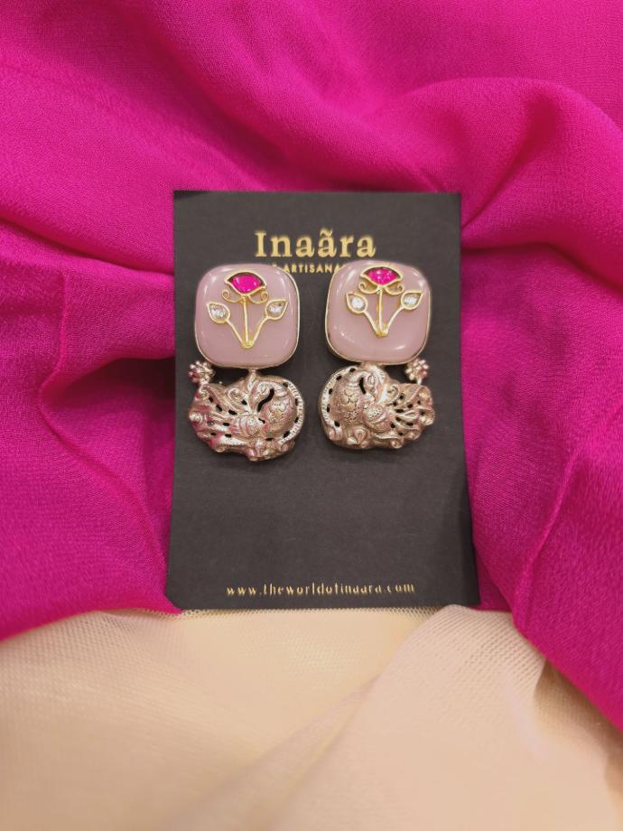 أقراط بارزة بنقشة اللوتس والطاووس