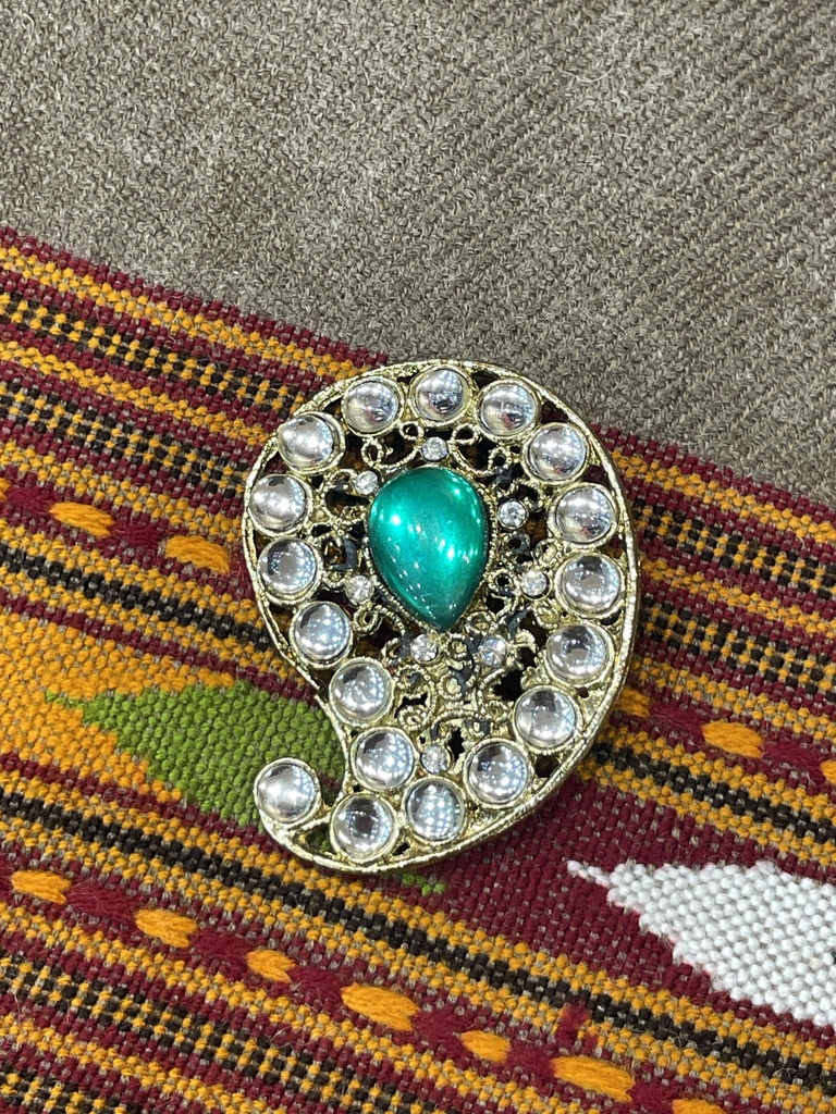 بروش بنقشة البايزلي مرصّع بحجر أخضر