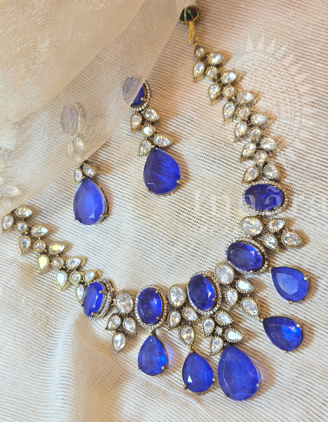 طقم تشوكر أزرق ياقوتي