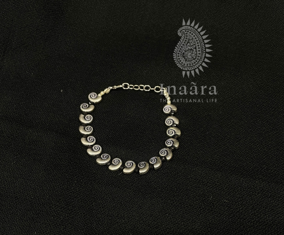 Silver-Toned Shell Link Bracelet