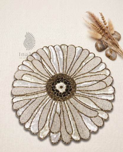حصيرة طاولة مزينة بالخرز على شكل زهرة – أبيض