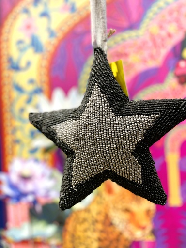 زينة معلقة على شكل نجمة بالخرز باللونين الأسود والرمادي