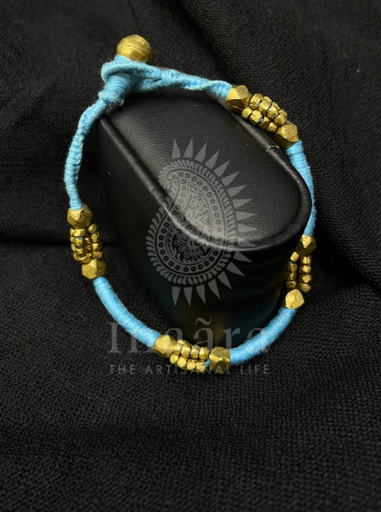 سوار مصنوع يدوياً من النحاس والخرز