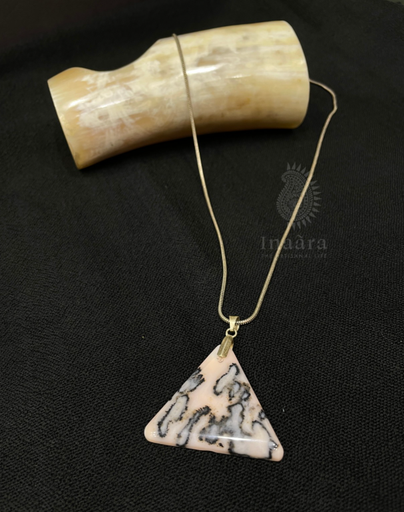 قلادة يدوية الصنع من حجر اليشب الماليجانو