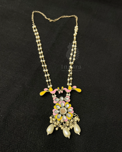 عقد "كوندان" مزين بتقنية "المينا كاري" (Kundan Meenakari)