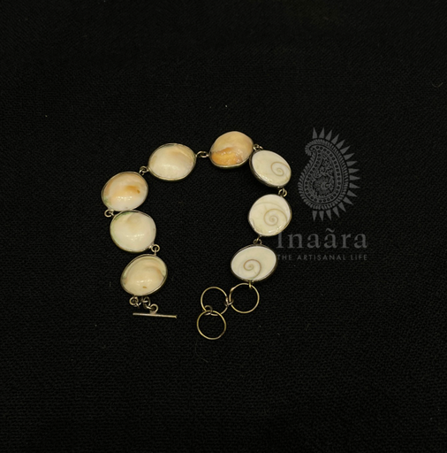 سوار من أحافير الأصداف
